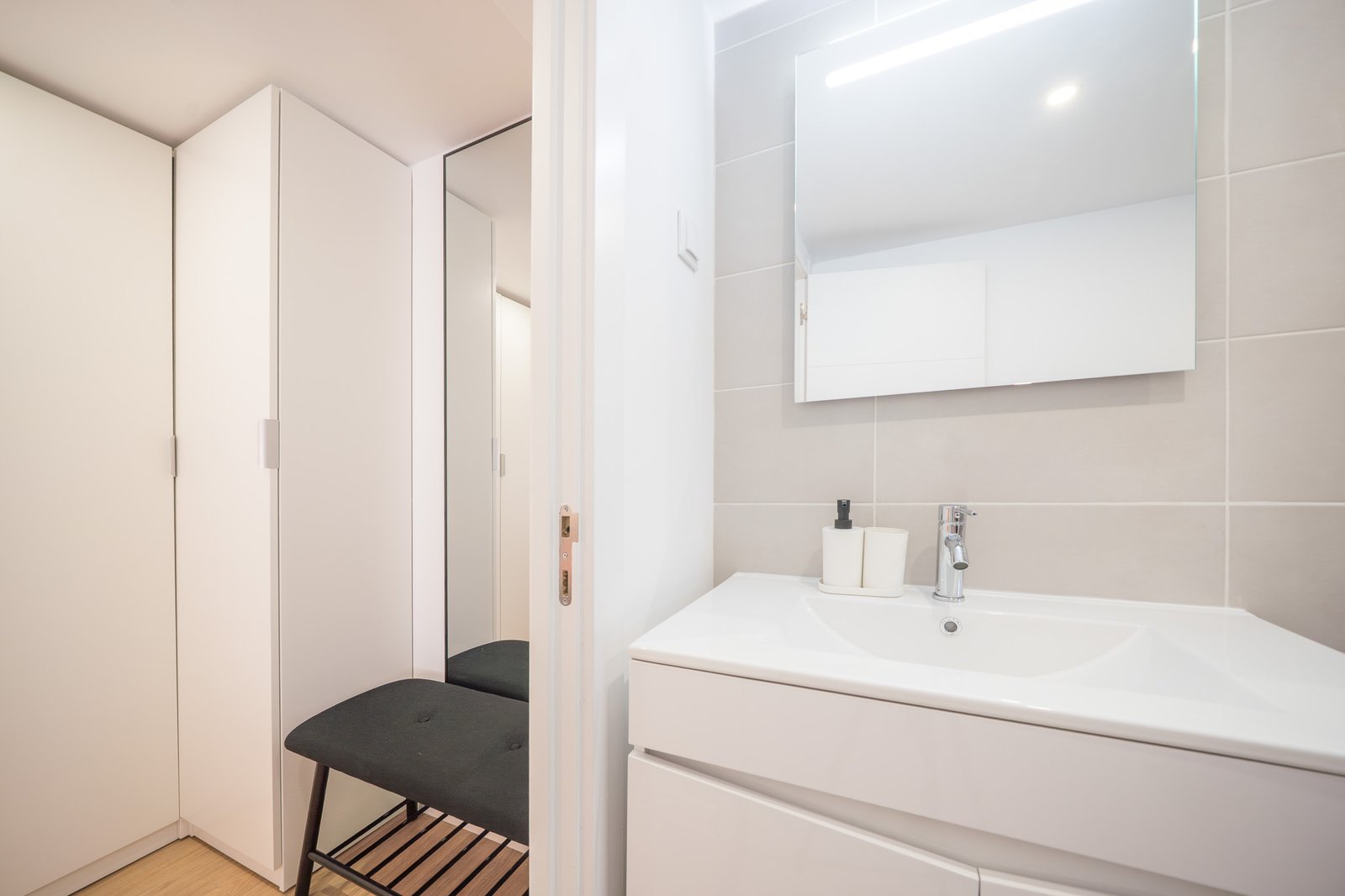 Studio modern bathroom